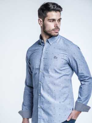 Camisa azul con estampado floral