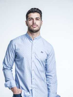 Camisa con topitos cuello mao